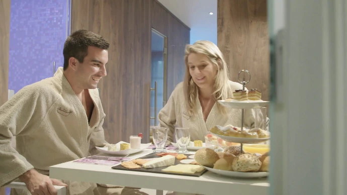 Au Bain Julie brengt de relaxatie naar je scherm, geniet mee tijdens deze commercial met Epic Frame videoproductie